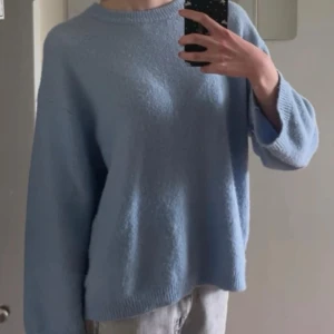 ljusblå stickad tröja - stickad tröja från lager 157🩵 mjukt och luftigt material, säljer då den inte kommer till användning längre💕 Priset kan diskuteras!