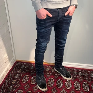 Replay jeans  - Replay Jeans | skick 7/10 | Storlek 32/32 | Pris - 499kr | Modellen är ca 177cm lång | Fraktar via PostNord eller Instabox på köparens bekostnad | har hål under djumsken som man inte märker av när man står upp. Hör av dig vid minsta fråga eller fundering!!