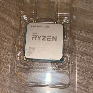 AMD Ryzen 3 4100 - AMD Ryzen 3 4100 processor i mycket fint skick, levereras i original plastförpackning. Perfekt för dig som vill uppgradera din stationära dator med en kraftfull och pålitlig fyrkärnig CPU. Inga synliga defekter eller slitage enbart använd 2 månader 
