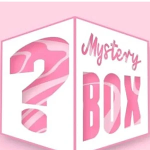 Mystery box  - 🎁 Mystery Box XS/S/M 🎁 Letar du efter en kul överraskning? Välj din storlek (XS, S eller M) – så plockar jag ihop en unik mix av överdelar och underdelar just för dig! Du kan även önska ett tema (t.ex. Y2K, basic, färgglatt). Perfekt om du vill testa något nytt eller uppdatera garderoben med stil. Allt är noga utvalt med kärlek 💌 OBS! Innehållet är hemligt – men alltid värt det 😉