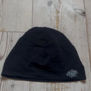 Syna Beanie  - Använd ett fåtal gånger, ganska liten passform, tror den ska sitta så ändå :) Priset kan diskuteras 