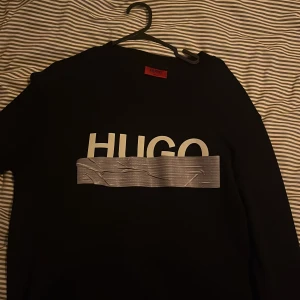 Svart sweatshirt från Hugo Boss - Mycket ovanlig Tröja från Hugo boss, stil ren på jeans å mjukis