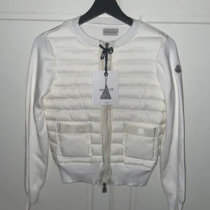 Vit cardigan från moncler - Stilren cardigan från moncler till dam perfekt inför vår/höst för mer frågor och svar hör av er! Träffas upp i Göteborg och fraktar landet runt!