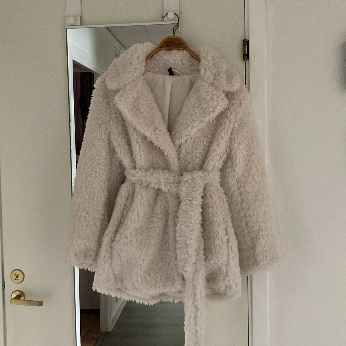 Vit teddyjacka med bälte från H&M