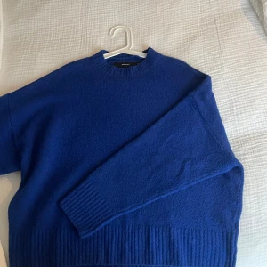 Kornblå stickad tröja (Vero Moda)  - En kornblå stickad tröja från Vero Moda. Använd 1 eller två gånger. Ser lite noppig ut på bilden men de är bara hur den är stickad. Oversized och super mysig. 