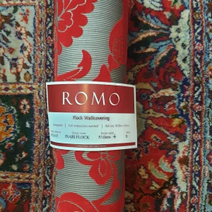 1 st Romo- Inari Flock tapetrulle  - Mått: 10,05m×52 cm Tapeten är gjord flockstruktur, vilket innebär att mönstret är uppbyggt av betoningar i tunt, sammetsliknande material.