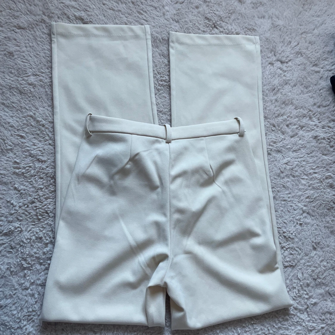 Beiga kostymbyxor med raka ben - 2