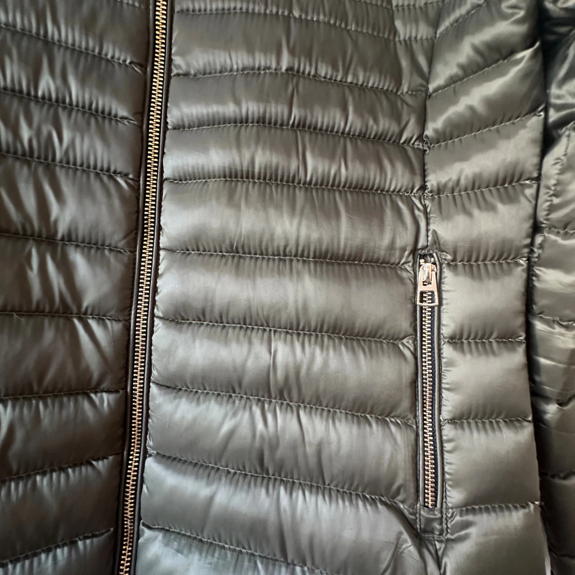 Olivgrön pufferjacka med dragkedjor - 2