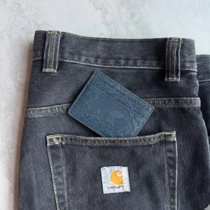 De’Jour Blue Card Holder - Elegant blå korthållare i läder från De’Jour med vackert koimönster. Flera kortfack, kompakt design och stilren finish. Perfekt för att organisera kort och sedlar. Nyskick