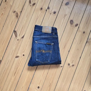 Nudie Jeans - Nudie jeans i mycket bra skick! Storlek 32/36. Går att vika upp ifall de är för långa 🤩❤️‍🔥