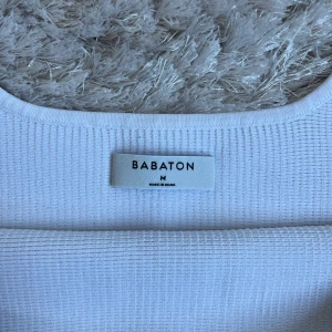 Aritzia topp - säljer denna vita topp köpt på Aritzia i USA från märket Babaton! Materialet är av otroligt bra kvalitet och ger en superfin figur. Säljer pga den inte kommer till använing längre. Är i storlek M men passar även S pga dess stretchiga material. Skriv vid frågor eller funderingar ❣️