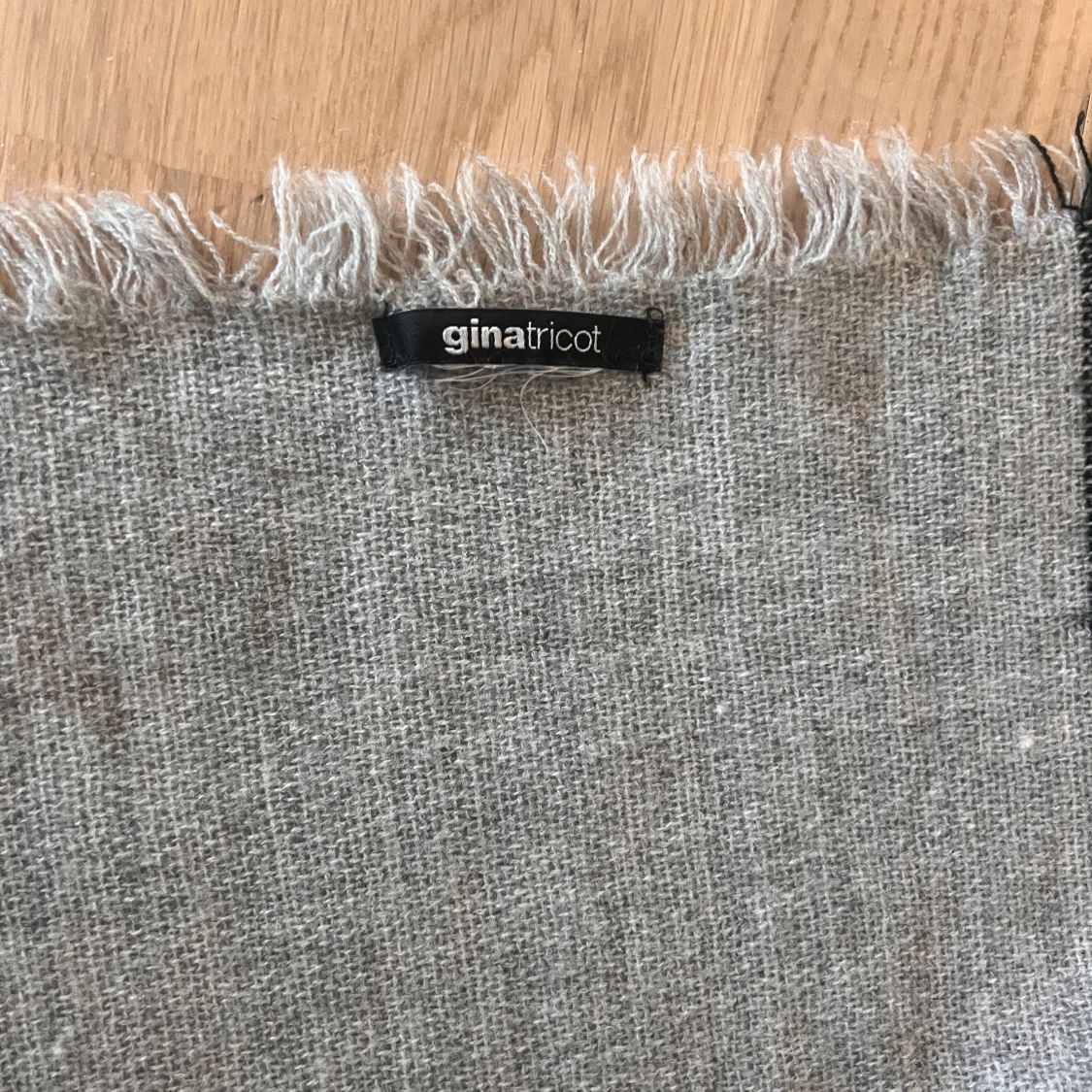 Rutig halsduk från Gina Tricot - 3