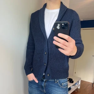 Snygg cardigan - Hej! Säljer denna snygga cardigan/kofta från M&S!| Mycket fint skick, endast nedre knapparna som är lite skadade(se bild) inget man ser annars!| Pris alltid diskuterbart!| Kontakta mig vid minsta fråga! //Nils