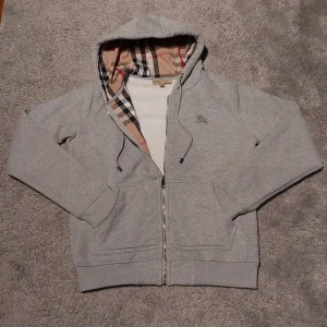 Grå Burberry Kofta  - Säljer en snygg grå Burberry kofta | Storlek S | använd ett fåtal gånger då den var för liten för mig