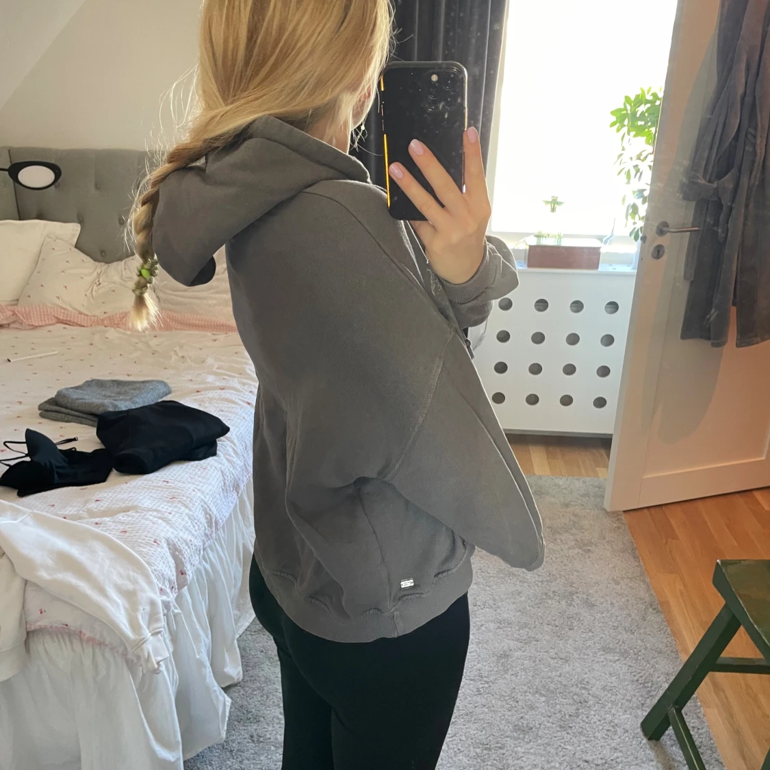 Grå hoodie med tryck och snörning - 1