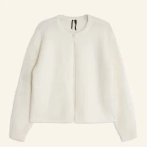 Beige kofta från Gina Tricot XS - Säljer en stilren beige kofta från Gina Tricot i storlek XS. Koftan har rund halsringning, lång ärm och stängs med en enkel knapp upptill. Perfekt att slänga över en topp för en clean look. LÅNAD BILD 