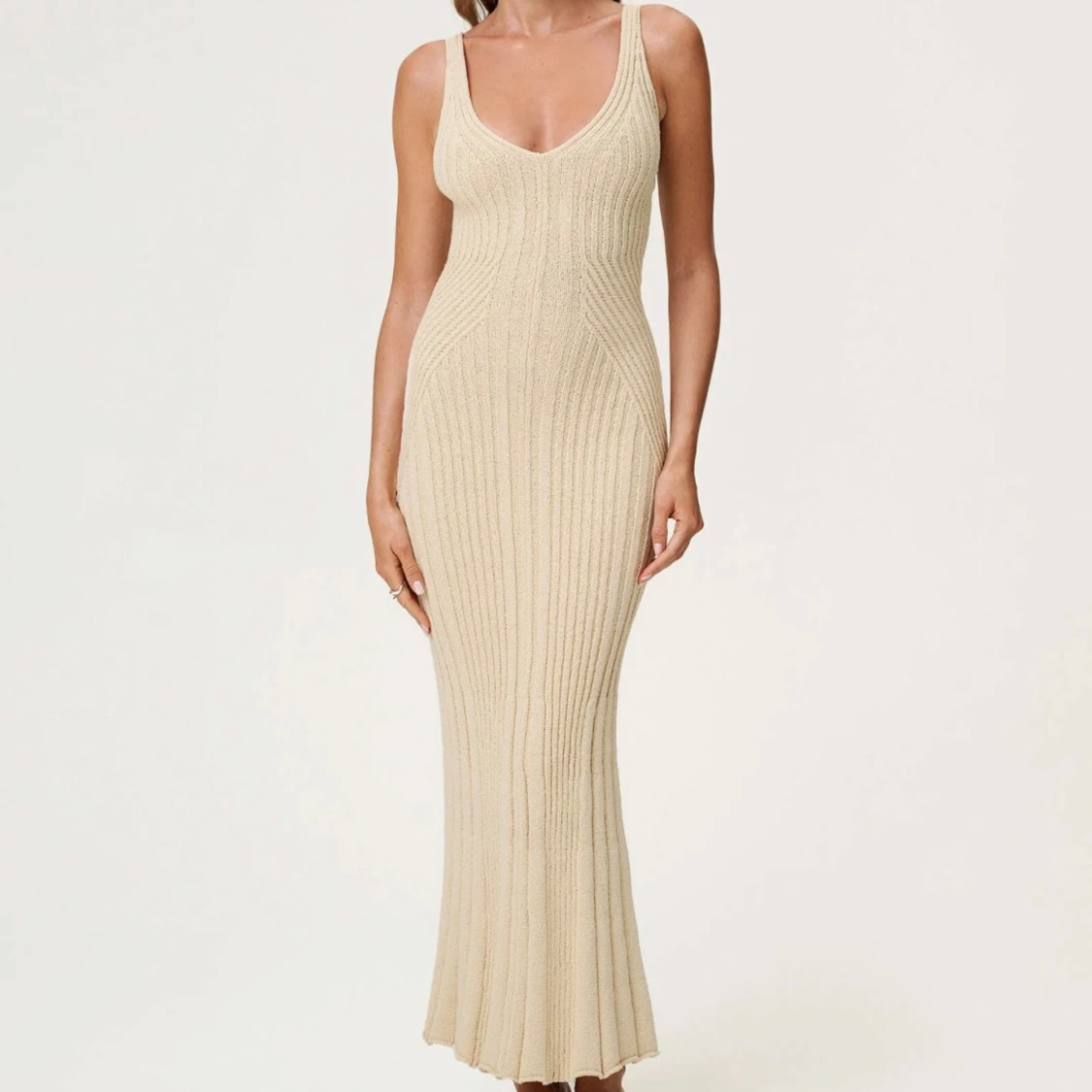 Beige ribbad lång stickad klänning från Adoore