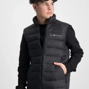 Svart dunväst från Sail Racing - Säljer en svart snygg väst från sail racing. Säljer den pga den inte kom till användning, därmed är skicket som nytt. Den är köpt från kidsbrandstore för 1700, mitt pris 650. Den passar till allt och är riktigt stilig 