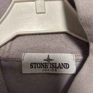 Beige hoodie från Stone Island Junior - Säljer en min stone island tröja som är i nytt skick bara att det är en liten fläck på fickan den passar dig som är 150-156