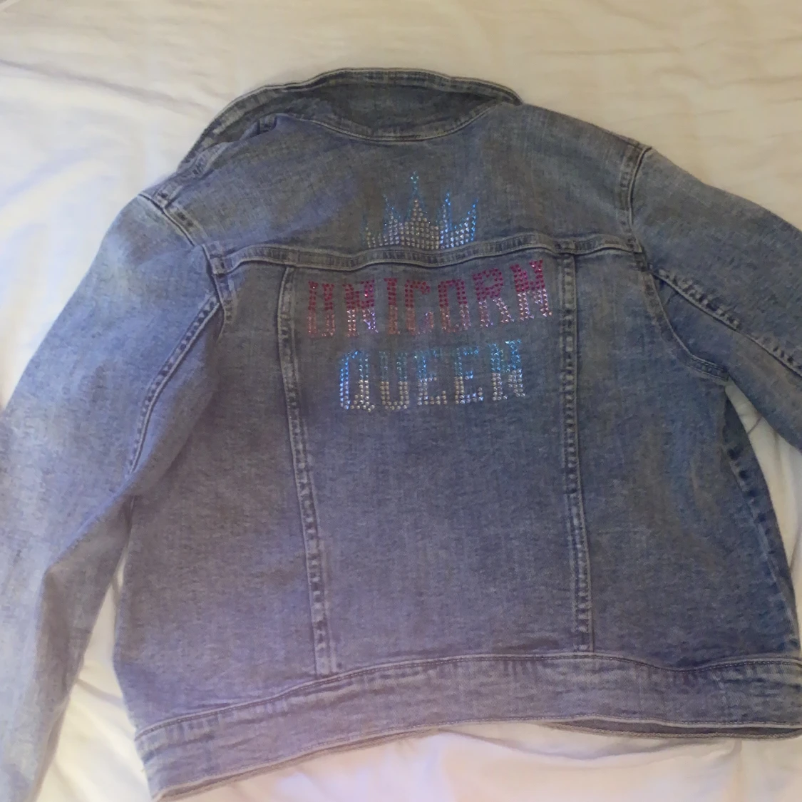 Ljusblå jeansjacka med strassdetaljer - 3