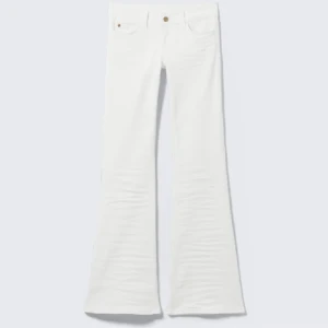 SÖKER week day jeans - Snygga vita jeans med bootcut-modell och klassisk femficksdesign. Byxorna har normal midja och är tillverkade i ett mjukt bomullstyg med lätt stretch. Perfekta för dig som vill ha en fräsch och stilren look.