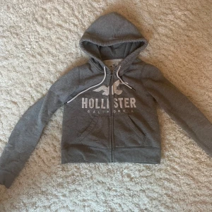 Hollister Zip up - Supersnygg hollister zip up tröja i storlek XS, använd endast 1-2 gånger. Perfekt till hösten, pris går att diskuteras!!