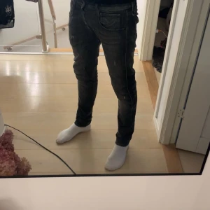 Replay jeans - Säljer dessa feta replay jeans för en billig peng. Köptes för ungf 1500 kr på nk 