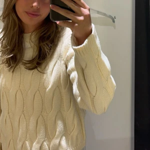 Gul stickad tröja  - Fin tröja