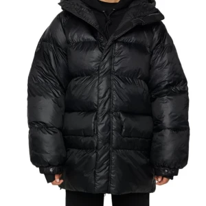 Suzy jacket J.lindberg - Köpt mot slutet av förra året , endast använd några gånger under januari och februari💖💖 går att dra in vid midjan- nyskick och går ej att få tag på längre , nypris 4500