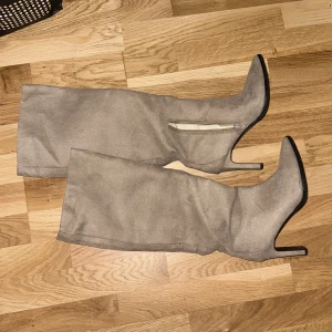 TIAMO högklackade boots - Säljer mina beiga tiamo boots som inte kommer till användning längre, lite slit på klacken men inget märkvärdigt💕
