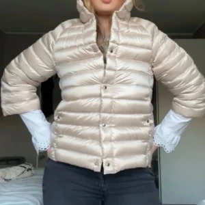 Henro liknande jacka - Trekvartärmad jacka från mango. Super snygg och VÄLDIGT Lik Henro jackan! Säljs ej längre. Storlek L men är mindre i storleken så passar S/M