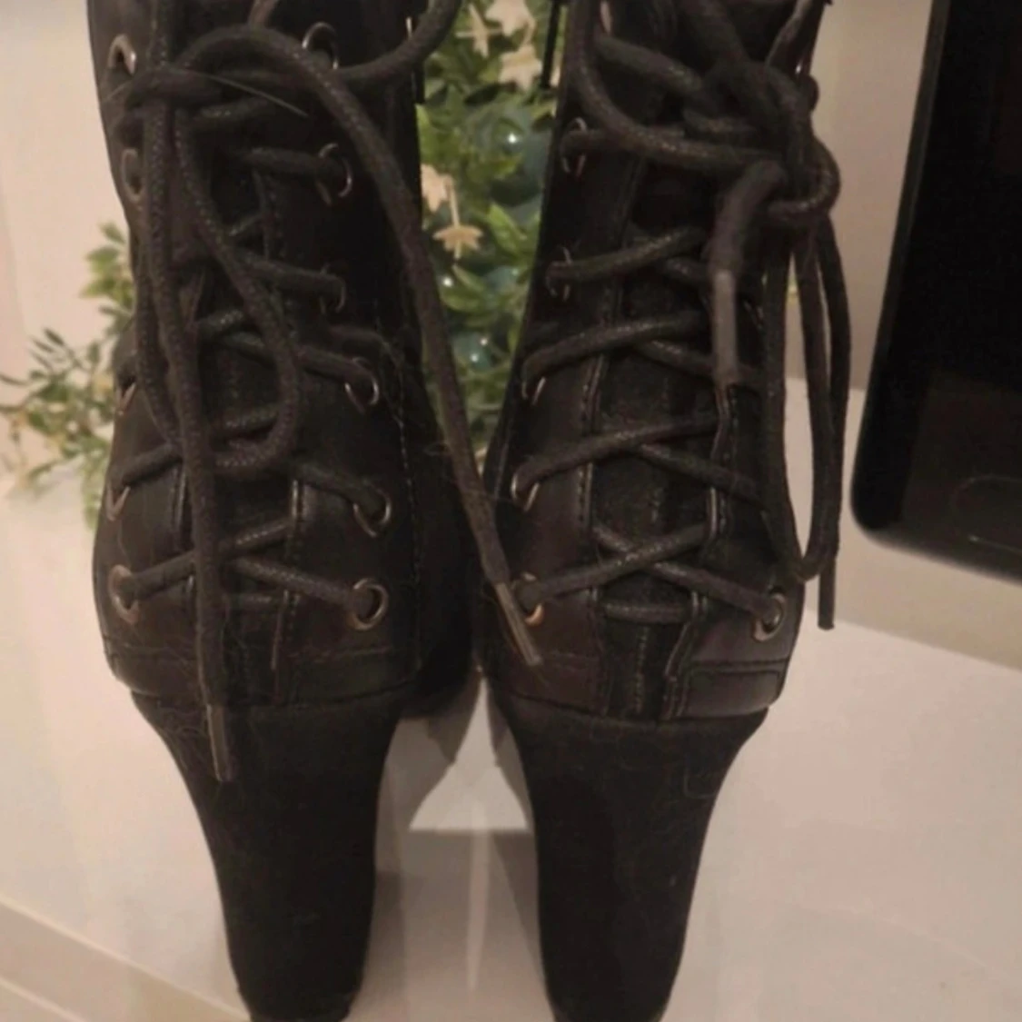 Svarta stövletter med snörning och klack - 2