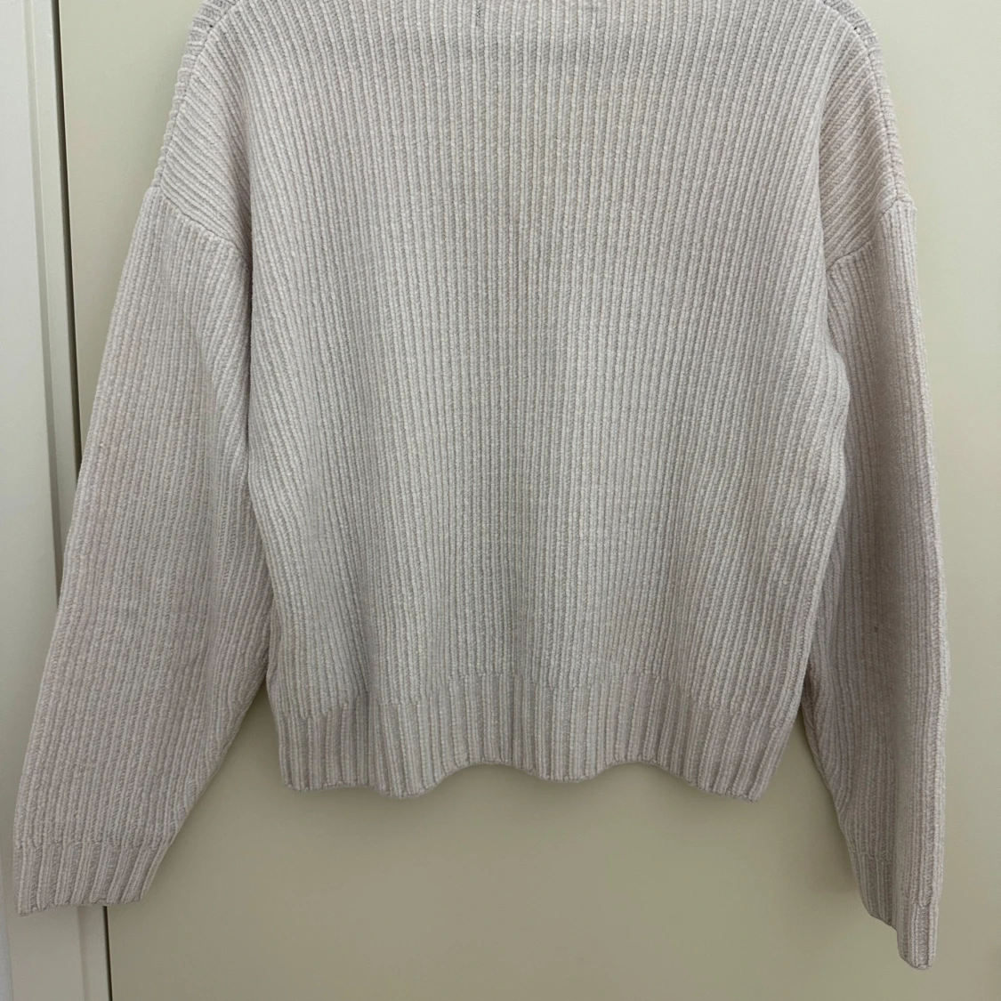 Vit ribbstickad tröja - 1