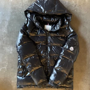 Moncler Maya - Moncler Maya, köpte på Plick men den var för stor så säljer vidare den. Väldigt Bra skick, inga konstigheter👍🏼pris kan diskuteras!