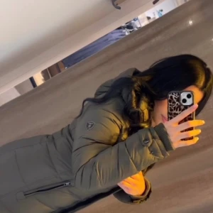 Lång grön dunjacka Rockandblue - Lång, grön dunjacka från Rockandblue med stor huva och quiltad design. Ursprungs pris 3999kr nypris 2000 (pris kan diskuteras). Perfekt för kalla dagar när du vill hålla dig varm och snygg. 