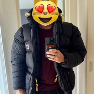 Fjällräven expedition down jacket - Fjällräven Expedition Down Jacket (inte den billiga ”Lite”- modellen): Svart dunjacka. Använd 4 gånger, helt i nyskick- inga slitage, fläckar eller indikationer på användning. Rök- och djurfri.   Modellen använder vanligtvis storlek L  Nypris 9.999kr (sista bilden)
