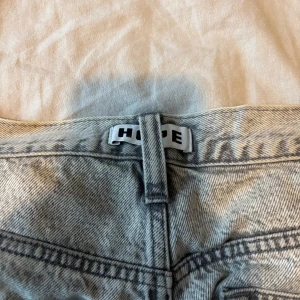 Hope rush denim storlek 33 - Säljer ett par grå tvättade jeans från HOPE med klassisk femficksdesign och bälteshällor. Jeansen har en rak passform och är tillverkade i kraftig denim. Snyggt stentvättad look som ger en cool vibe. Tillverkade i Portugal.
