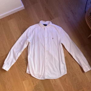 Vit skjorta från Ralph Lauren-kids brand store - Jag säljer en knappt använd vit Ralph lauren skjorta! Den har använts 3-4 gånger. Jag har inte kvittot men den är riktig ni kan skriva till mig för mer detaljer. Vi kan diskutera priset också, men jag går inte under 400. Jag köpte den för 850 från kidsbrandstore under sommaren den har inga fläckar den är ny tvättad och kan tvätta den innan jag skickar iväg den..