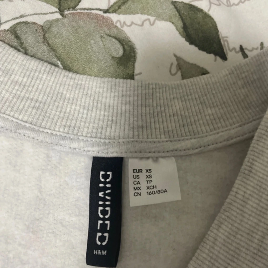 Ljusgrå v-ringad väst från H&M - 2