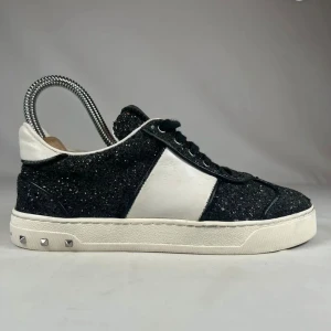 Valentino Flycrews - Säljer dessa Valentino skor i mycket bra skick 9/10.😃 Storlek 36 IT vilket motsvarar ungefär 36,5.  Nypris på de är 6000kr. Mitt pris 2350kr🤩 kom med bud eller förslag❗️