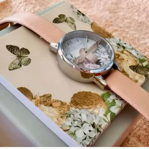 Olivia Burton klocka Glasshouse - Superfin klocka från Olivia Burton. Quartz Urverk. Mineral glas, Boett i rostfritt stål, tål vatten har  Fungerande batteri                        Armband 12mm i Veganskt läder.   Levereras i original förpackning  Använd 1dag. Superfin Present  (Köpt för 2400kr) Så säljer till ett mkt bra pris.  