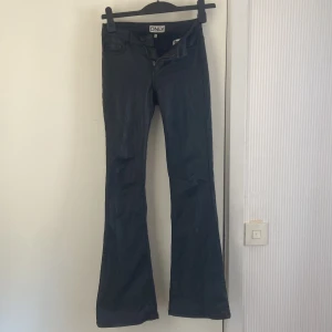 Svarta skinn bootcut byxor från ONLY - Mid-waist skinnbyxor från only i töjbart material!