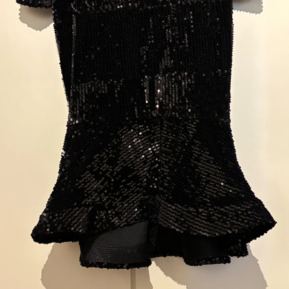 Svart lång paljettklänning med volang - 1