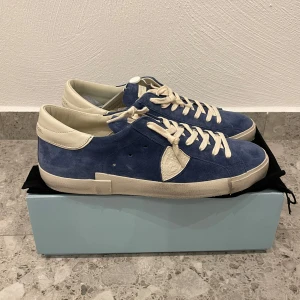 HELT NYA Philippe Model - HELT NYA Philippe Model || Storlek 44 || Mitt pris 2699kr || Box och Dustbag medföljer || Tveka inte på att höra av dig vid frågor eller funderingar 