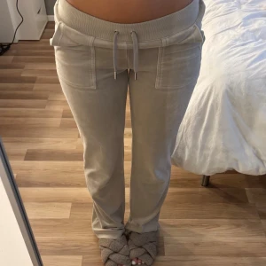 juicy couture byxor - juicy couture byxor! OBS! har råkat spilla nagellack på så de är 2 fläckar på ena låret men inget man märker (se sista bilden)!