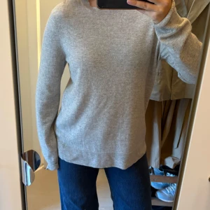 Tröja i 100% Kashmir - Stickad tröja i 100% kashmir från Arket med rund halsringning och långa ärmar. Använd fåtal gånger. En väl investering för dig som vill ha en klassisk tröja som håller länge💖strl M men passar mig som är strl S. Jag har vikt in tröjan på andra och tredje bilden.