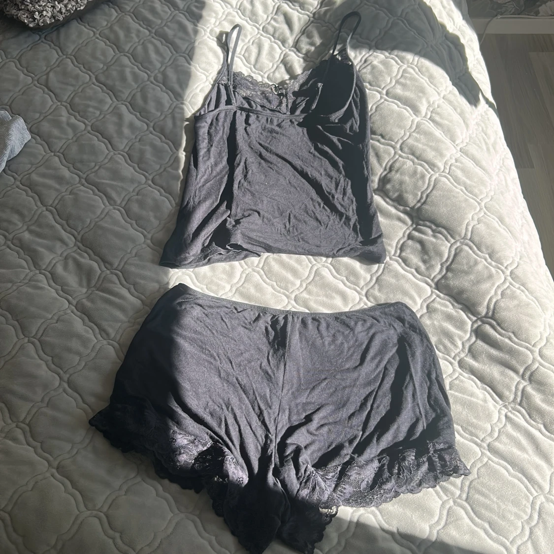 Svart linnetopp med spetsdetaljer - 1