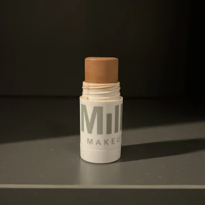 Milk Makeup Bronzer Stick - Milk Makeup Matte Bronzer Stick. Färg Baked. På sista bilden är den helt nerskruvad så man ser hur mycket som är användt. Jätte jätte fin på!