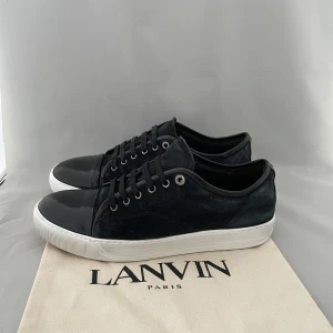 Lanvin cap toe - Säljer nu dessa super snygga Lanvin cap toe i mörkblå färg i uk 9 som passar 43-44, skriv för fler bilder/frågor🙌🏼