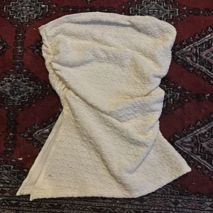 Vit tubtopp med slits - Säljer en vit tubtopp med slits, aldrig använt 